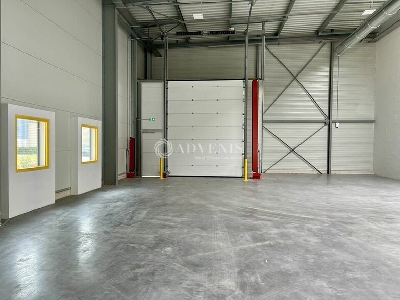 Flex in Le Mesnil Amelot for lease - Interior Photo - Image 3 of 7
