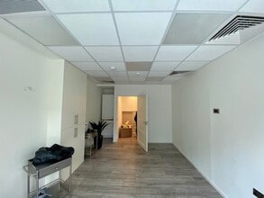 7 Eastfield, London for lease Interior Photo- Image 2 of 7