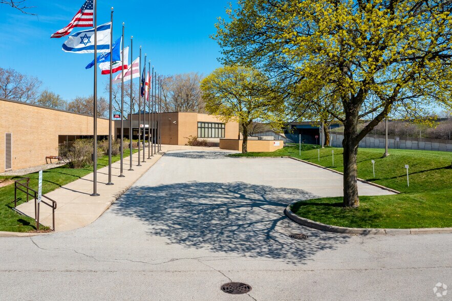 750 A B Data Dr, Glendale, WI à louer - Photo du bâtiment - Image 2 de 8