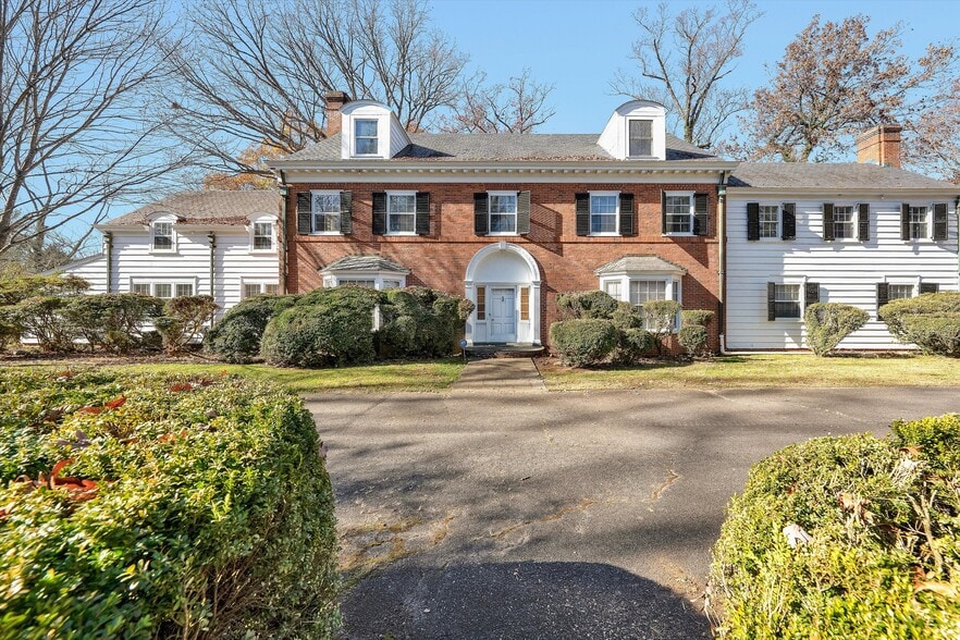 934 Commander Dr, Roanoke, VA for sale - Primary Photo - Image 1 of 99