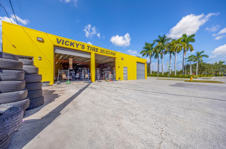 11300 SW 208th Dr, Miami, FL à vendre - Photo du bâtiment - Image 3 de 47