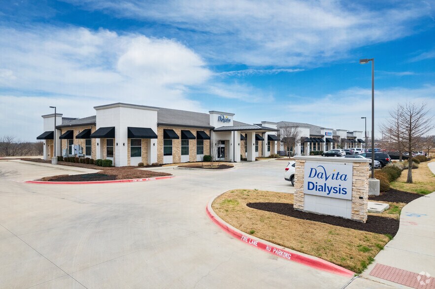 10932 N Riverside Dr, Fort Worth, TX à louer - Photo du bâtiment - Image 2 de 12
