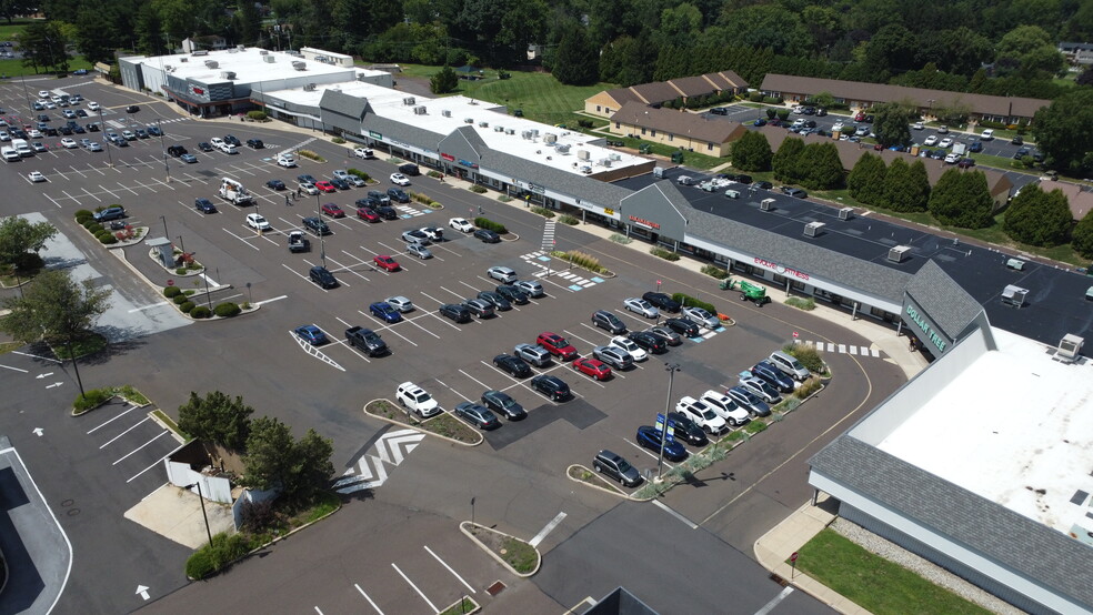 426 Town Ctr, New Britain, PA for lease - Building Photo - Image 3 of 19