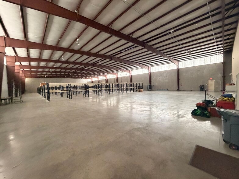 10839 Train Ct, Houston, TX for lease - Interior Photo - Image 2 of 9