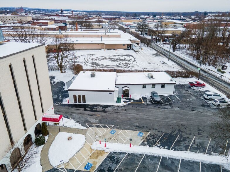 229 Park Ave, West Springfield, MA for sale - Primary Photo - Image 1 of 13