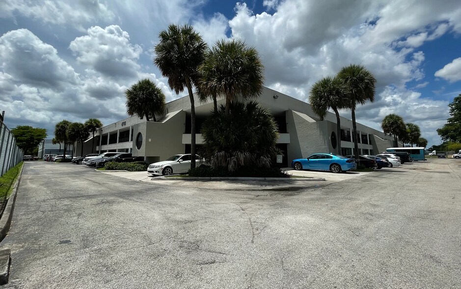 4715 NW 157th St, Hialeah, FL à louer - Photo du bâtiment - Image 2 de 8