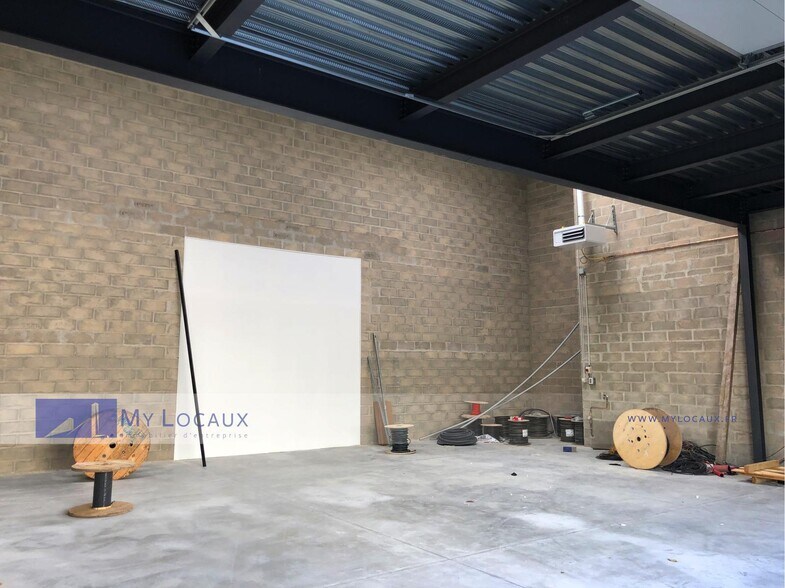 Flex in Villeneuve-la-Garenne for lease - Interior Photo - Image 3 of 5