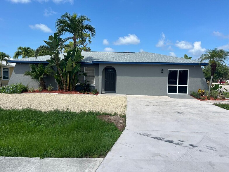 7328 Sanibel Blvd, Fort Myers, FL à louer - Photo du bâtiment - Image 2 de 11