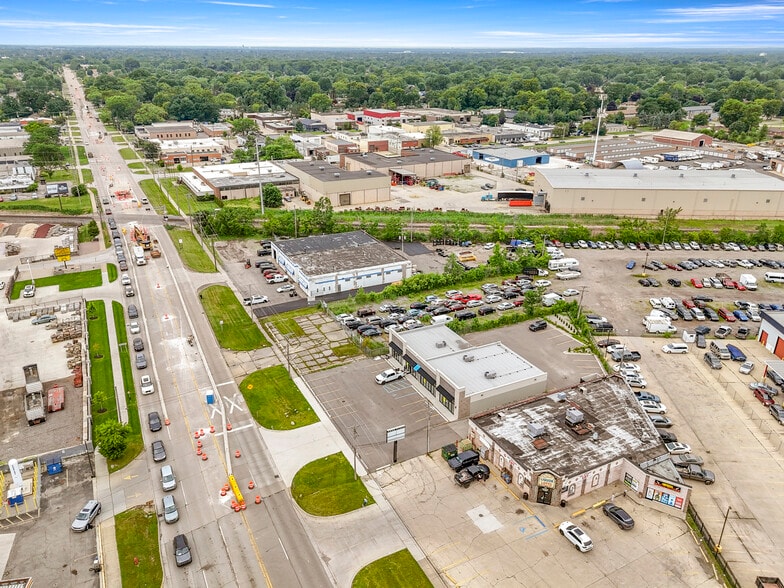 16775-16777 E 13 Mile Rd, Fraser, MI for lease - Building Photo - Image 3 of 28