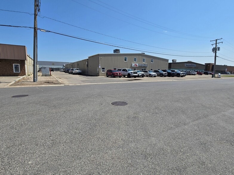 435 Maxwell Cres, Regina, SK for sale - Building Photo - Image 2 of 5