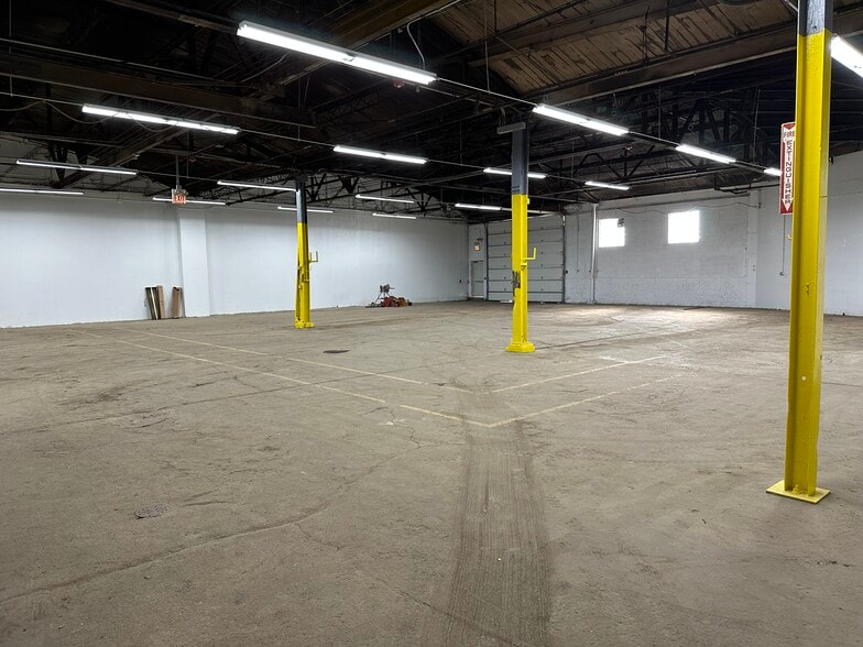 8001 W 47th St, Lyons, IL for lease - Building Photo - Image 3 of 5