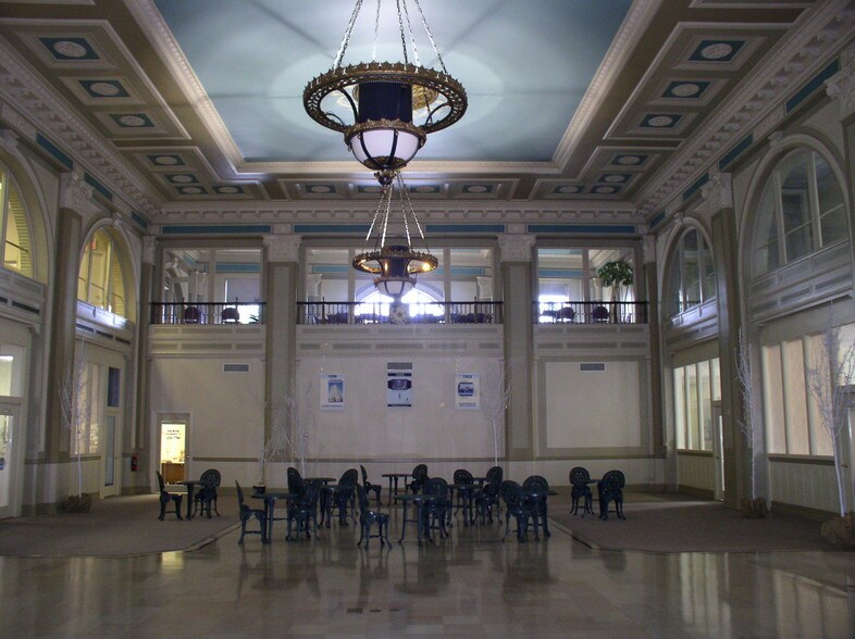 404 N Main St, Oshkosh, WI à louer - Photo du bâtiment - Image 3 de 22