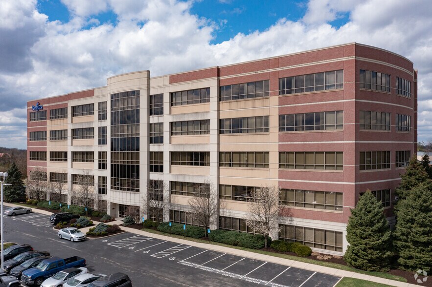 300 E Business Way, Cincinnati, OH à louer - Photo du bâtiment - Image 2 de 9