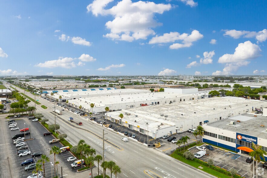 7212-7282 NW 33rd St, Miami, FL à louer - Photo du bâtiment - Image 1 de 28