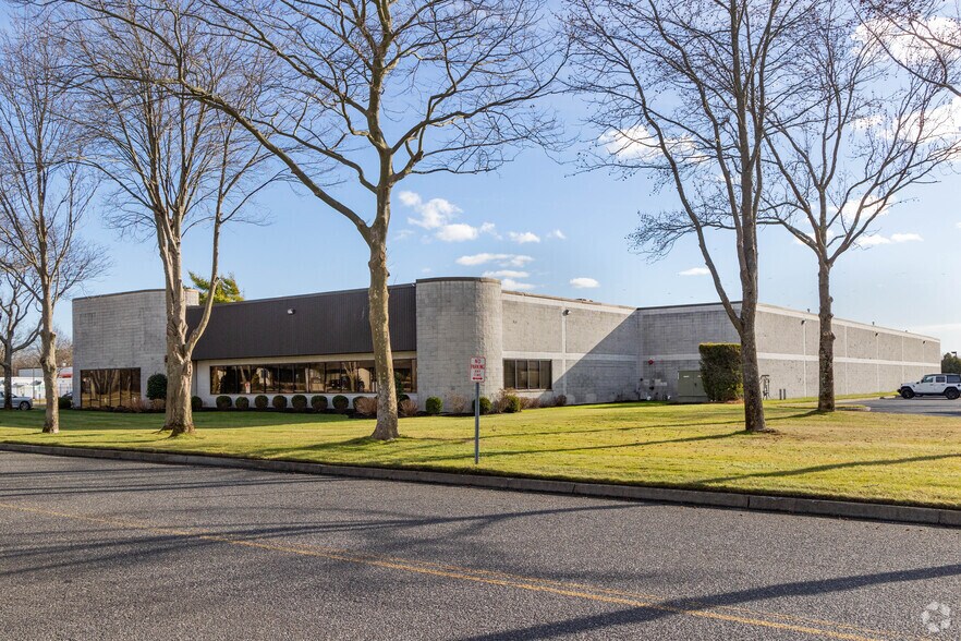 100 Colin Dr, Holbrook, NY à vendre - Photo principale - Image 1 de 39