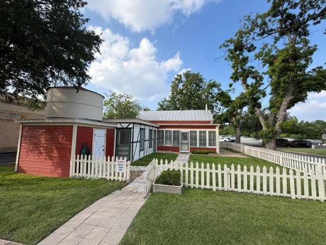 203 E Austin St, Fredericksburg, TX à vendre - Photo du bâtiment - Image 3 de 5