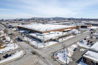 5660 Av Royalmount, Mont-Royal, QC - Aerial  map view