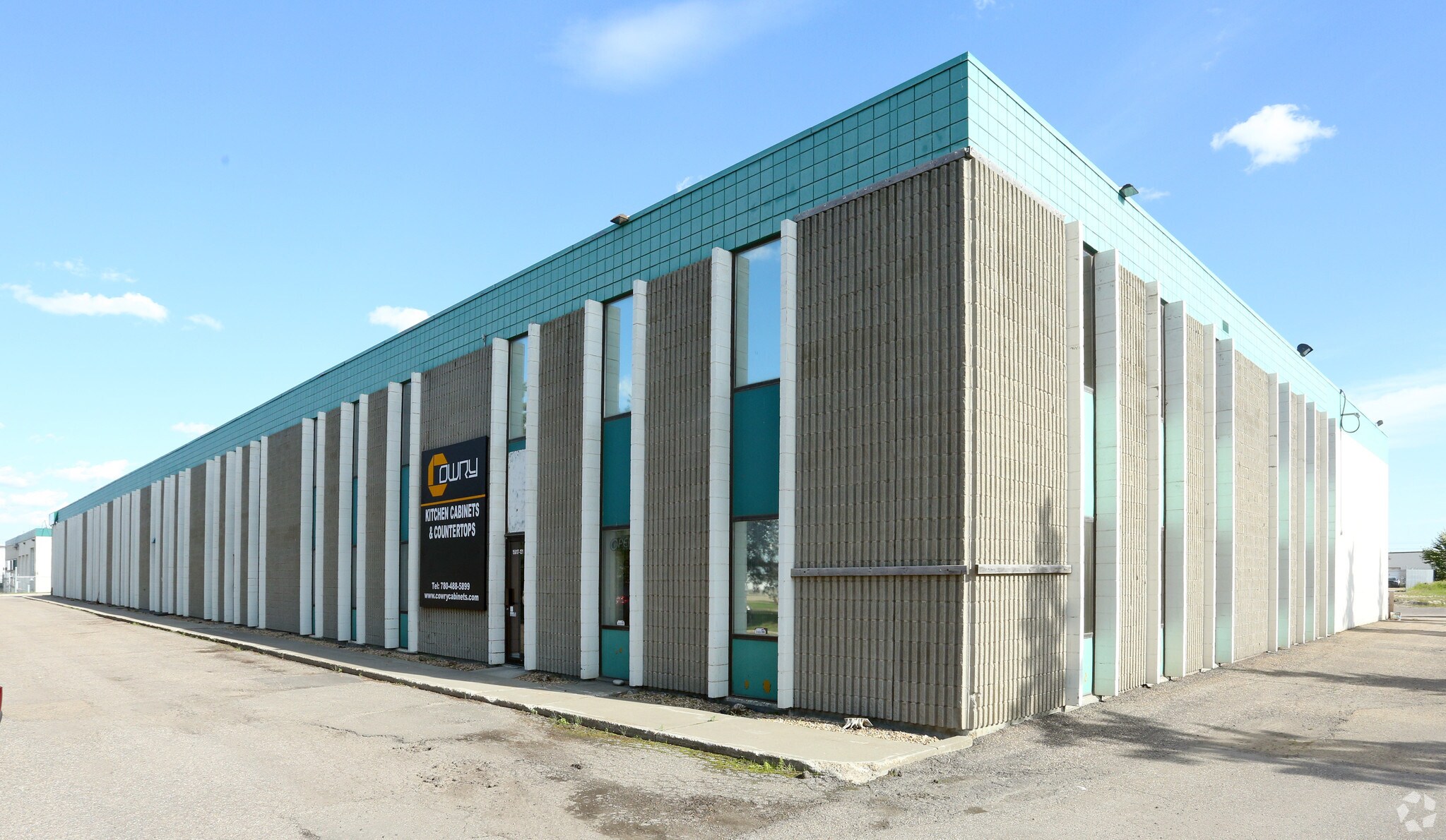 15913-15945 121A Ave NW, Edmonton, AB à louer Photo du bâtiment- Image 1 de 3