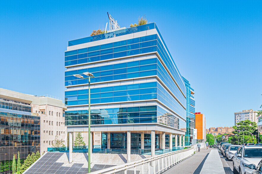 Calle de Torrelaguna, 77, Madrid, Madrid à louer - Photo du bâtiment - Image 2 de 16