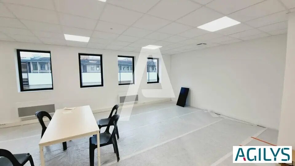 Flex in Fresnes for lease Interior Photo- Image 1 of 7