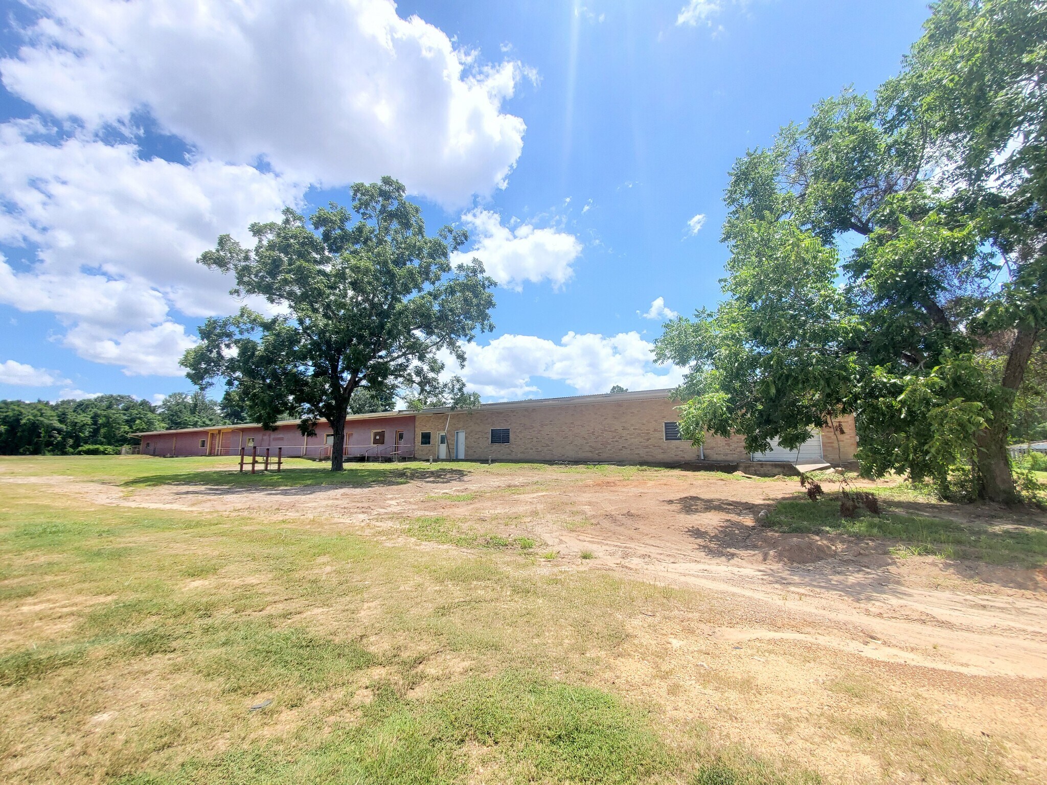 14077 N Highway 75, Willis, TX à louer Photo principale- Image 1 de 17