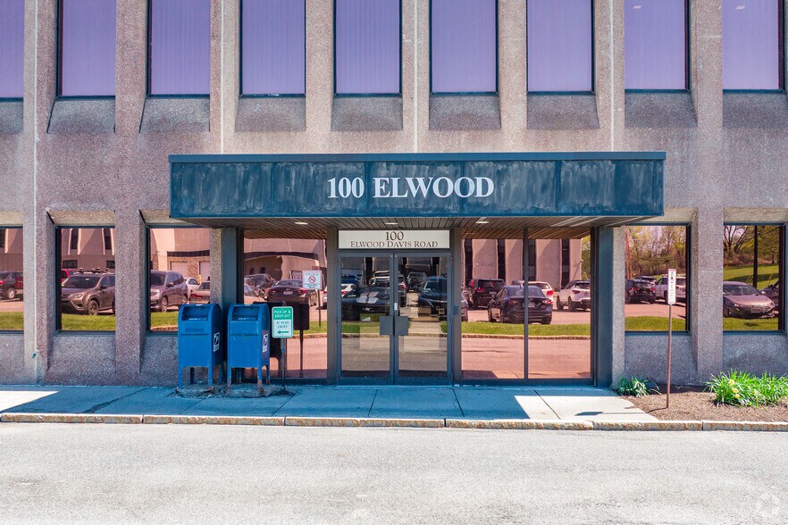 100 Elwood Davis Rd, Syracuse, NY à louer - Photo du bâtiment - Image 3 de 5
