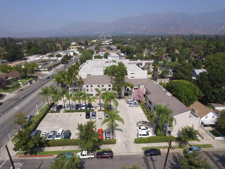 1028 N Lake Ave, Pasadena, CA à louer - Photo du bâtiment - Image 2 de 7