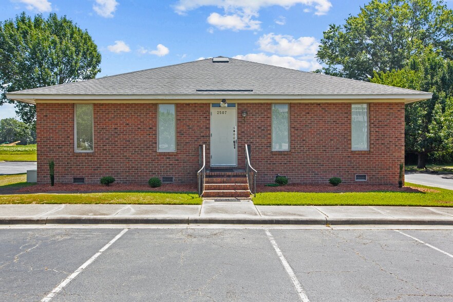 2507 N Queen St, Kinston, NC à vendre - Photo principale - Image 1 de 1