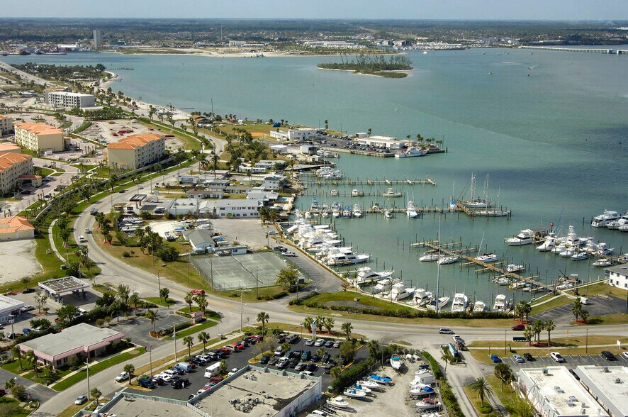 1010 Seaway Dr, Fort Pierce, FL à louer - Photo du bâtiment - Image 2 de 9
