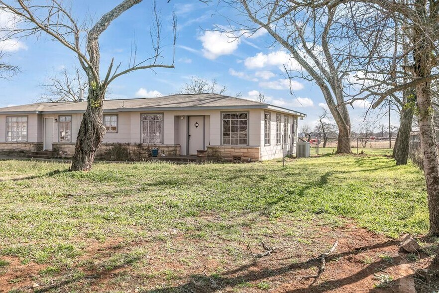 591 Friendship Ln, Fredericksburg, TX à vendre - Photo du bâtiment - Image 2 de 4