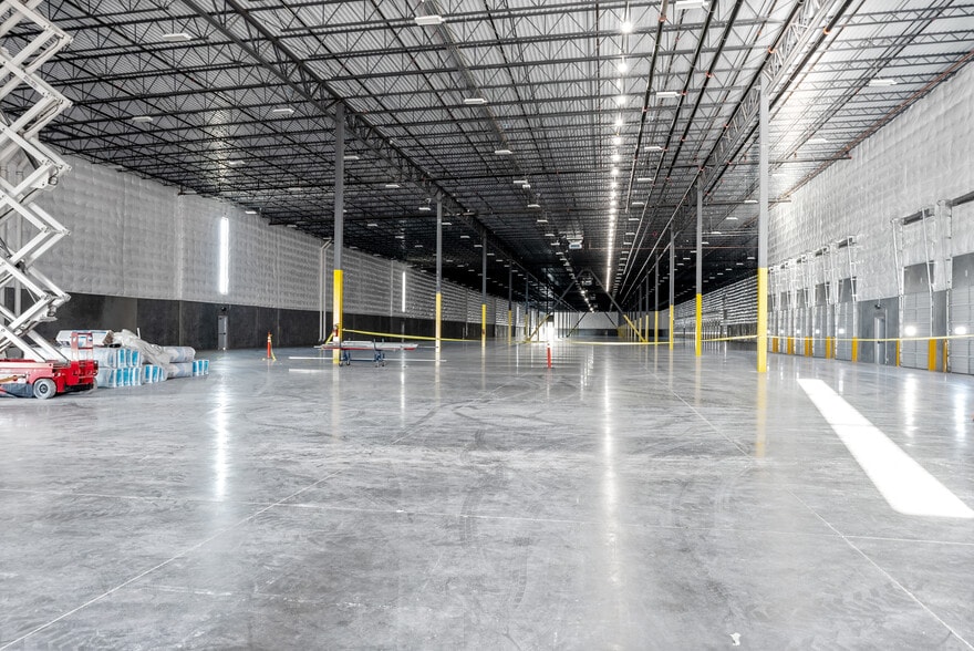13550 N Dysart Rd, Surprise, AZ for lease - Interior Photo - Image 2 of 13