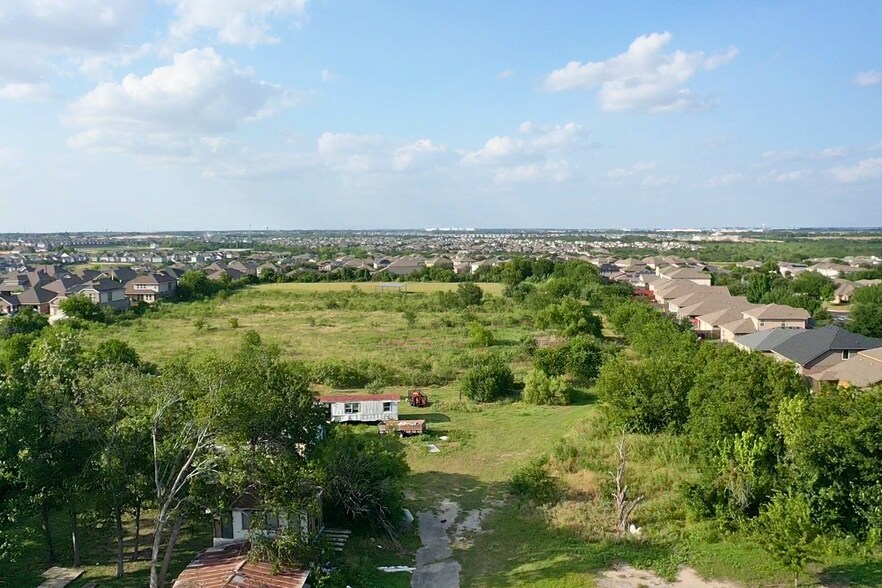 3304 E Howard Ln, Manor, TX à vendre - Photo du bâtiment - Image 2 de 6