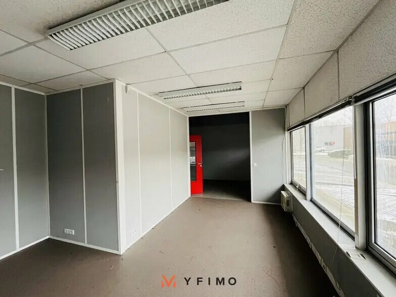 Flex in Trappes for lease - Interior Photo - Image 3 of 4