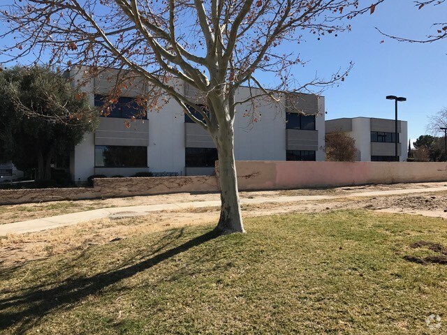 1672 W Avenue J, Lancaster, CA à louer - Photo du bâtiment - Image 3 de 18