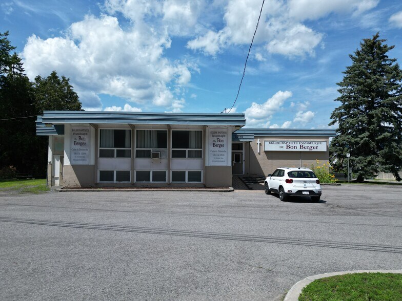 3775 St Joseph Blvd, Ottawa, ON à vendre - Photo du bâtiment - Image 3 de 11