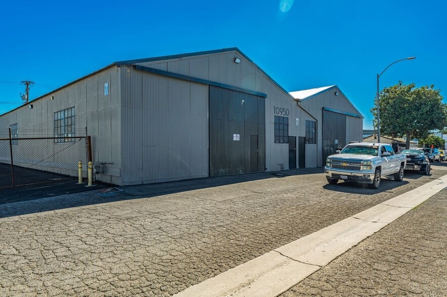 4 INDUSTRIAL BUILDINGS FOR SALE portfolio of 4 properties for sale on LoopNet.ca - Building Photo - Image 3 of 8