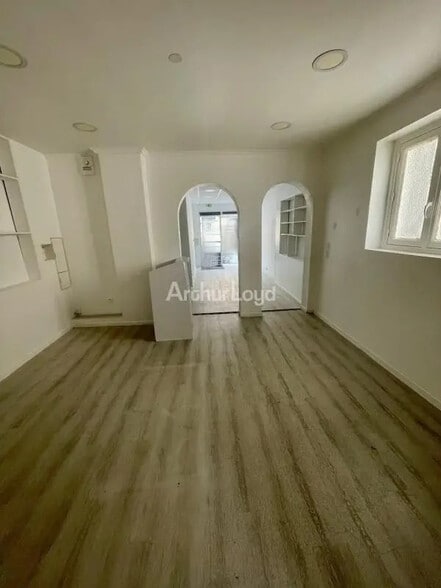 Retail in Reims for lease - Interior Photo - Image 2 of 4