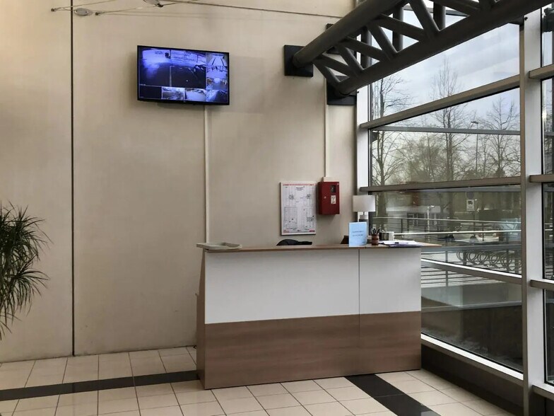 Bureau dans Poissy à louer - Photo du bâtiment - Image 2 de 8
