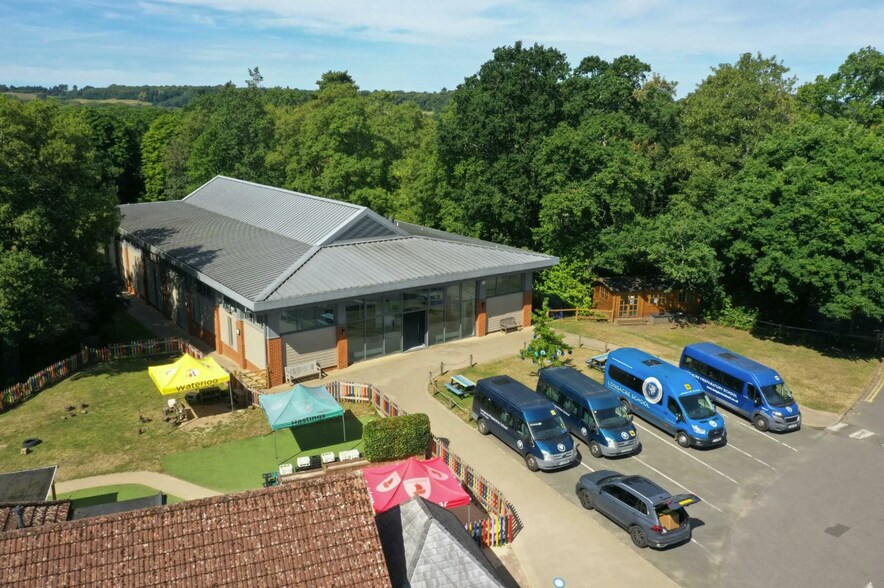 Hullbrook Ln, Guildford à vendre - Photo du bâtiment - Image 2 de 13