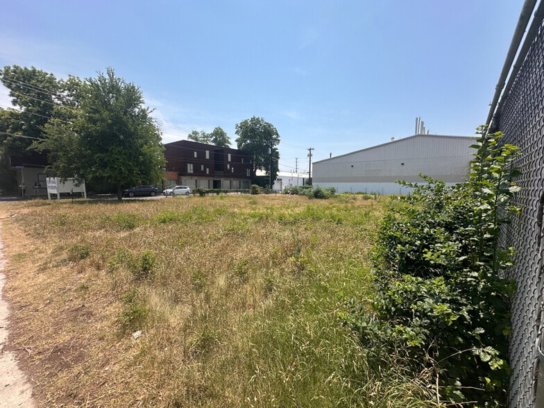216 E Josephine St, San Antonio, TX à louer - Photo du bâtiment - Image 1 de 5
