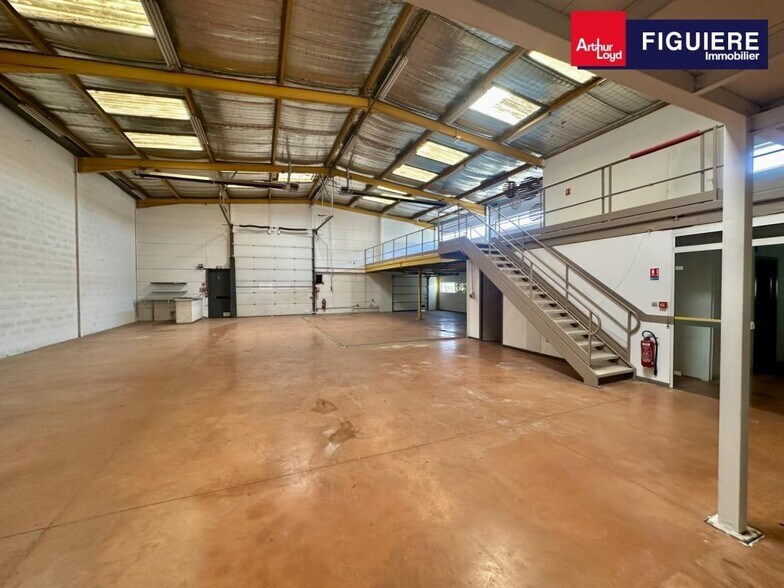 Flex in Vitrolles for lease - Interior Photo - Image 3 of 14