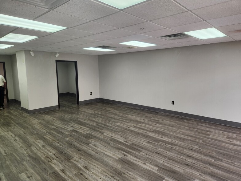 234 W Main St, Waukesha, WI for lease - Interior Photo - Image 3 of 3
