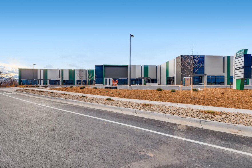 5045 Robb St, Arvada, CO à louer - Photo du bâtiment - Image 2 de 17