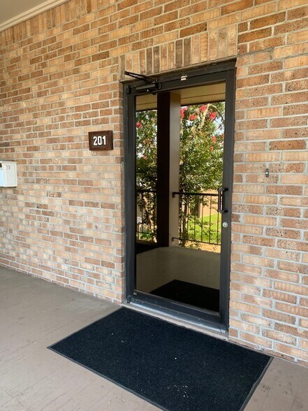 733 E Airport Ave, Baton Rouge, LA à louer - Photo du bâtiment - Image 2 de 3