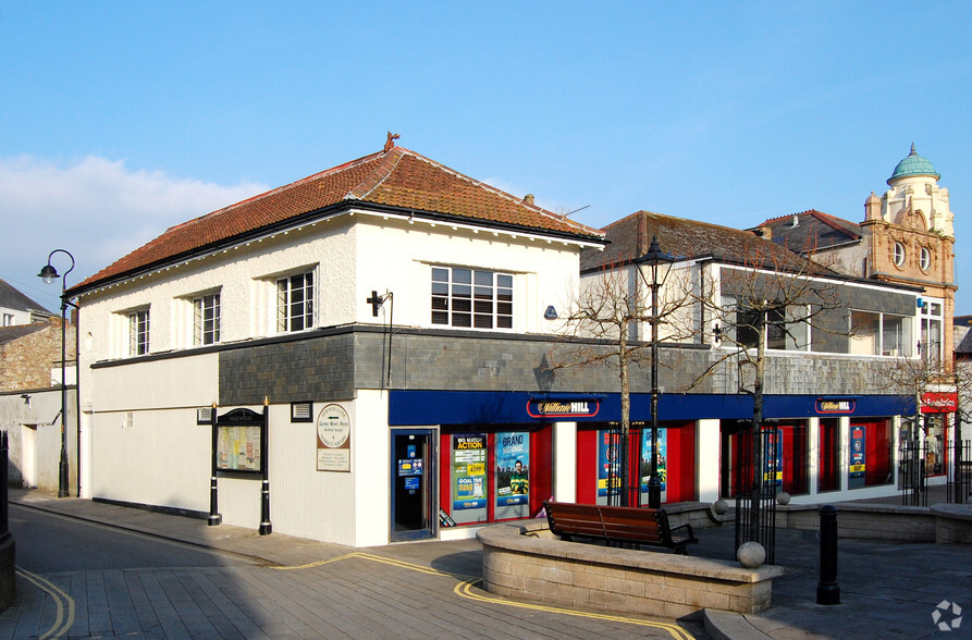 1-5 Commercial Sq, Camborne for lease - Building Photo - Image 2 of 7