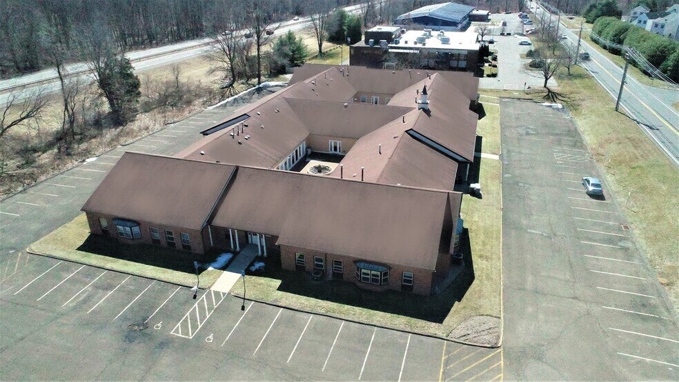 102-104 S Turnpike Rd, Wallingford, CT à louer - Photo du bâtiment - Image 2 de 6