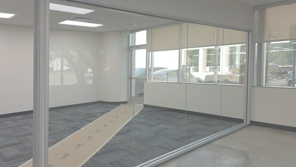 709 Science Dr, Moorpark, CA à louer - Photo du bâtiment - Image 3 de 13