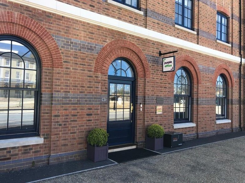 6-7 Crown Sq, Dorchester for sale - Building Photo - Image 1 of 3