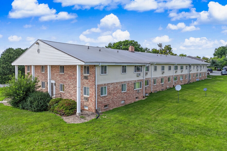 765-791 Russell Rd, Waterloo, IA à vendre - Photo du bâtiment - Image 2 de 7