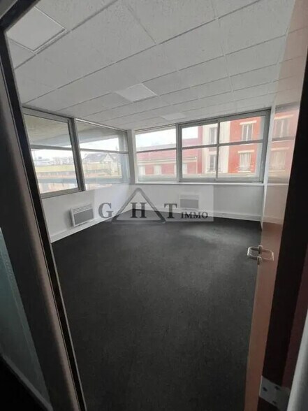 Office in Saint-Ouen-sur-Seine for lease - Interior Photo - Image 3 of 9